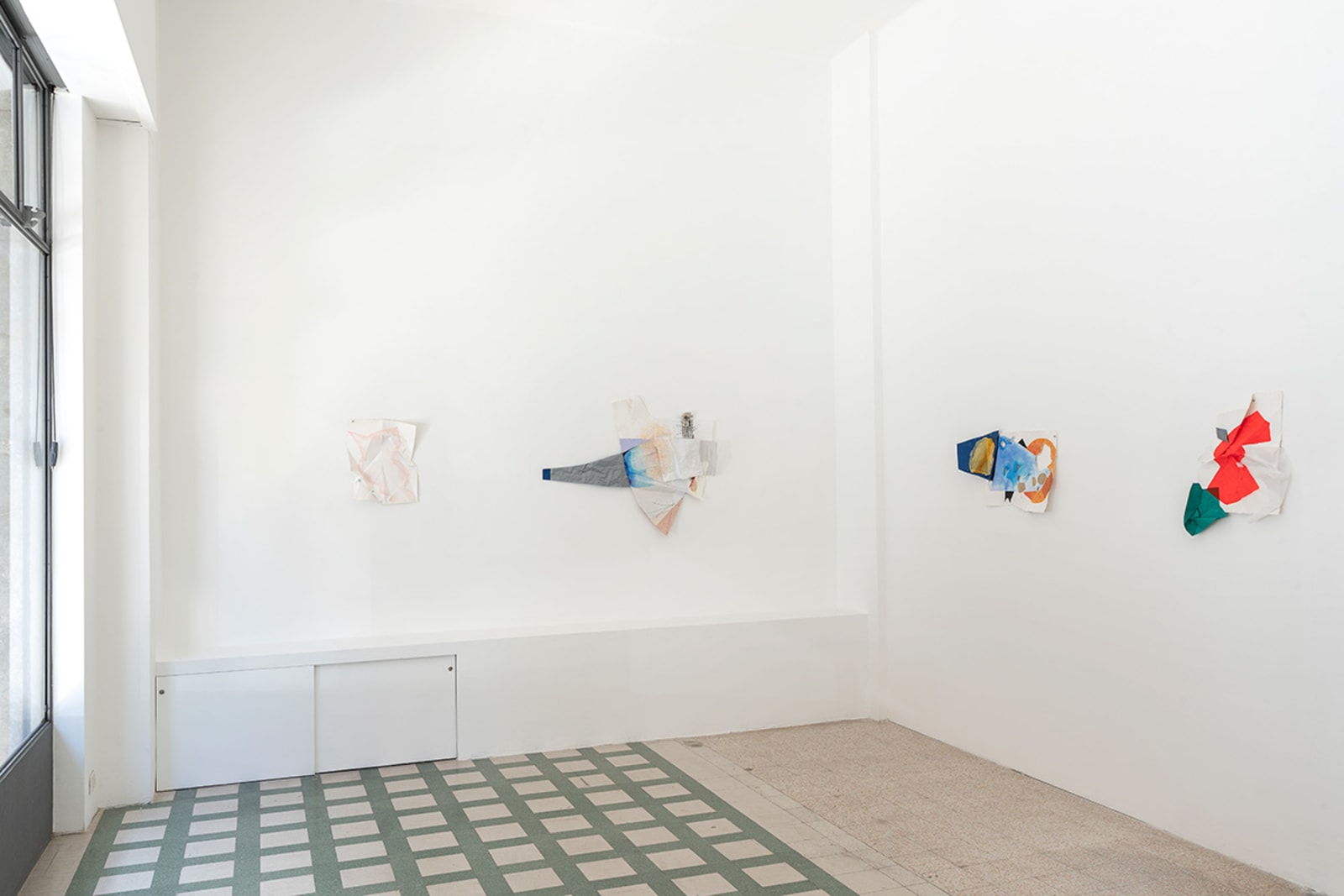 Jessica Stockholder – What is Normal. Installation view at Galleria Raffaella Cortese, via A. Stradella 1, Milan, 2021. Photo: Lorenzo Palmieri.